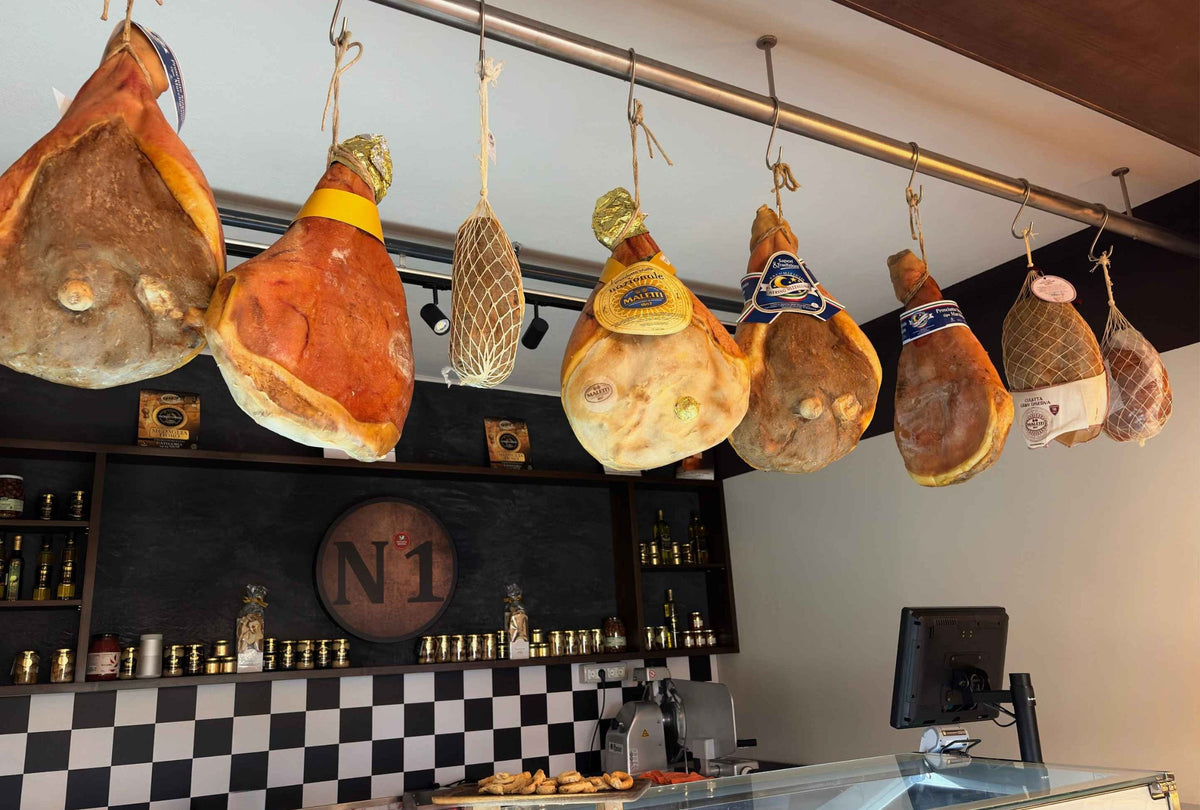Vitrina Enoteca Brașov cu selecție de mezeluri italiene premium Maletti 1867, specialități tradiționale și delicatese gourmet atent selecționate.